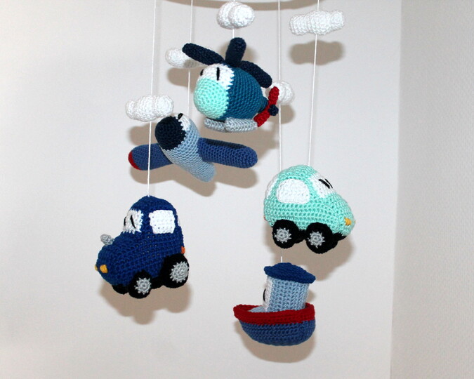 Crochet a Vehicle Mobile – Five Vehicles and Clouds on a Wreath (EN & DE)
