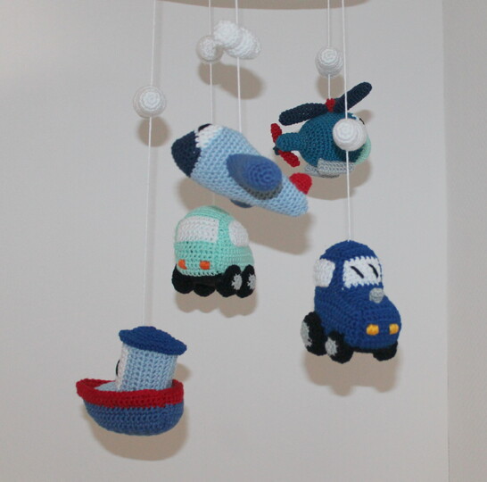 Fahrzeug-Mobile häkeln – fünf Fahrzeuge und Wolken am Holzkranz (DE & EN)