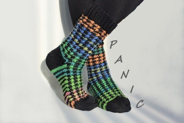 Socken im Sternchenmuster, in jeder Rd wird mit nur 1 Faden gestrickt