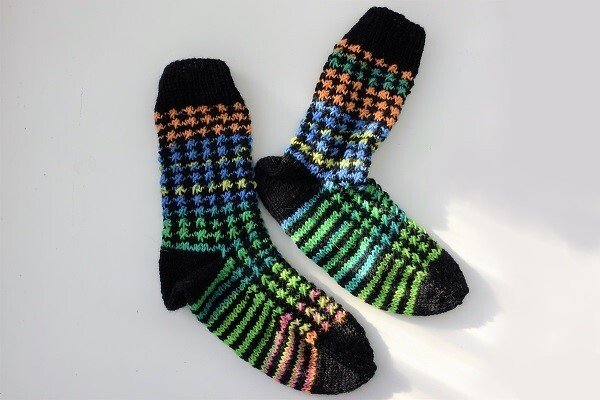 Socken im Sternchenmuster, in jeder Rd wird mit nur 1 Faden gestrickt - Bild 2