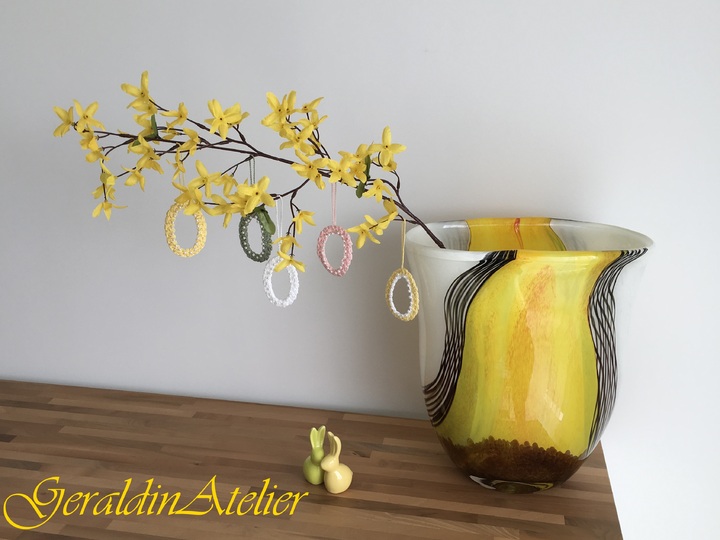 Bunte Ostereier in Sternenmuster