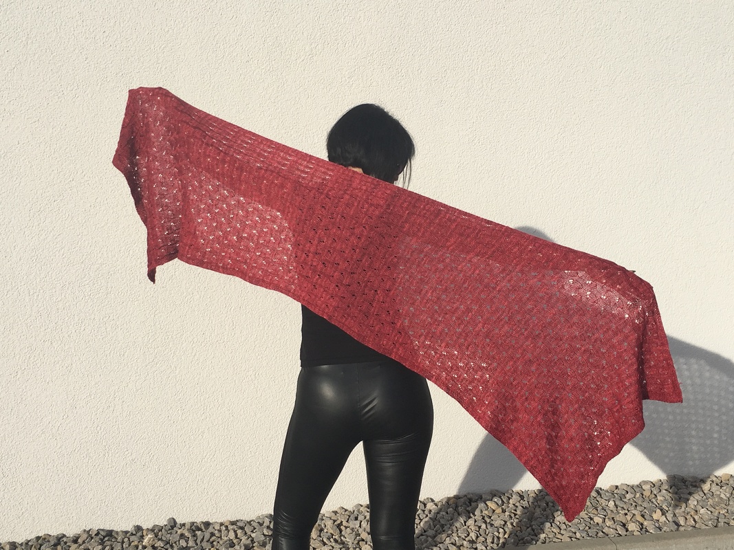 Heart Desire gestrickter Schal oder Dreieckstuch