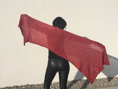 Heart Desire gestrickter Schal oder Dreieckstuch