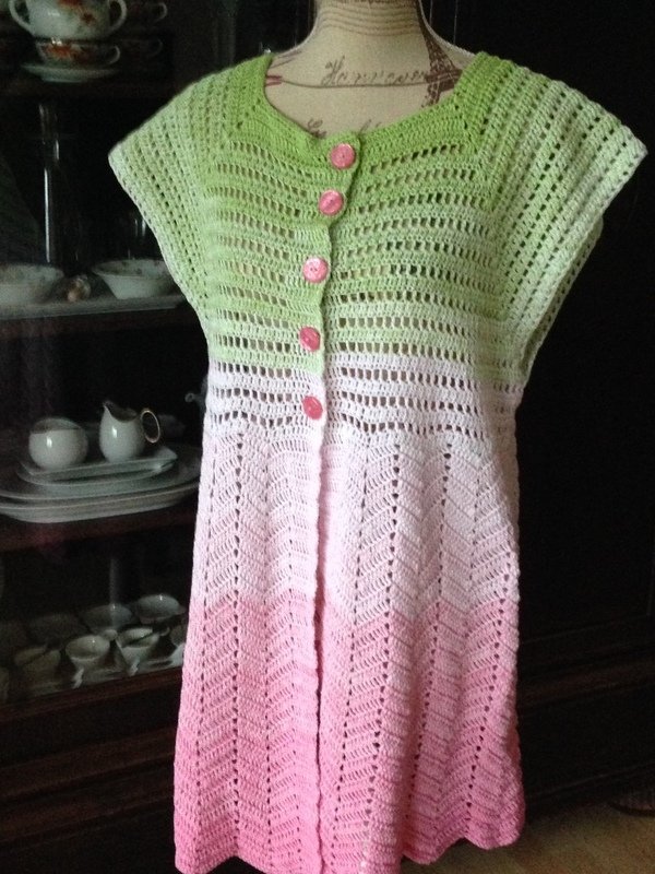 Ärmellose gehäkelte Jacke mit Ajour- und Zickzackmuster und Grün‑Rosa-Farbverlauf auf Schneiderpuppe