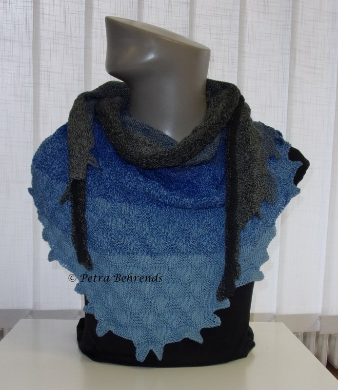 Gestricktes blaues Dreieckstuch mit Zackenrand, an einer Büste drapiert