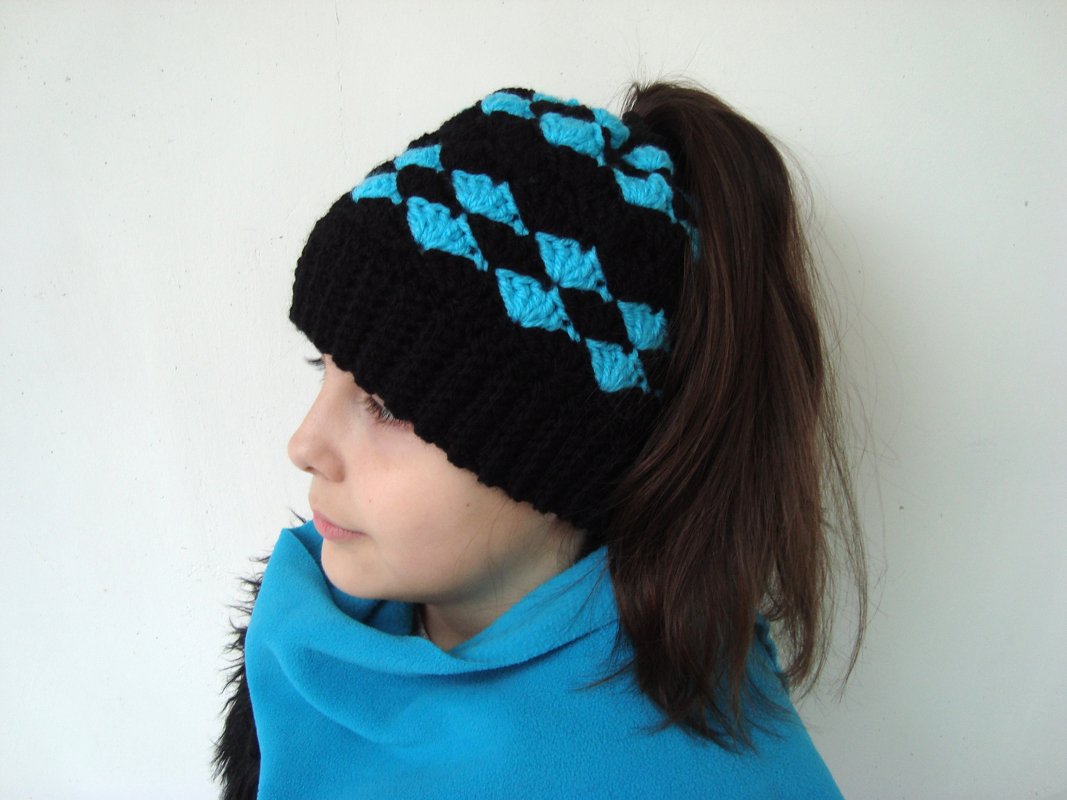 Messy bun hat pattern Winter beanie with hole for hair