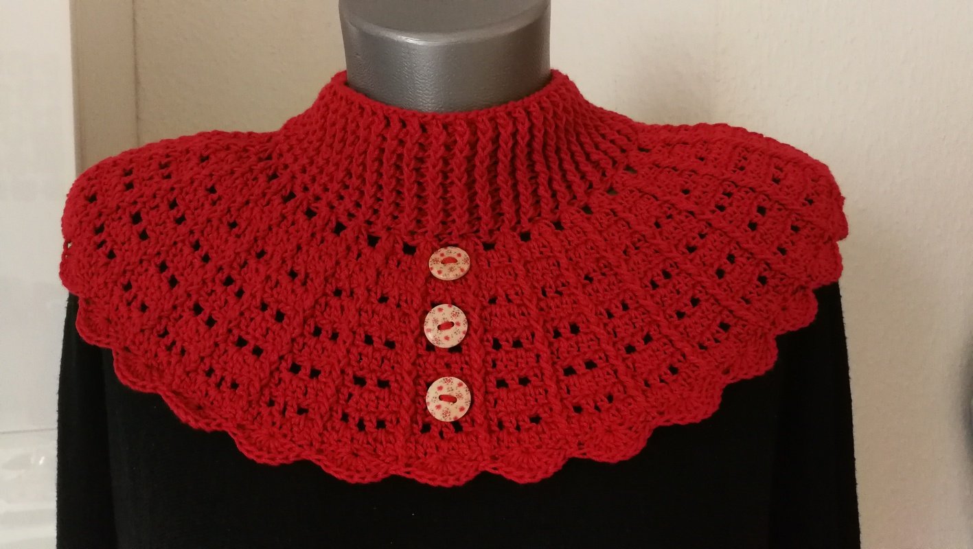 Roter gehäkelter Kragenschal mit Stehkragen, Muschelkante und drei Knöpfen
