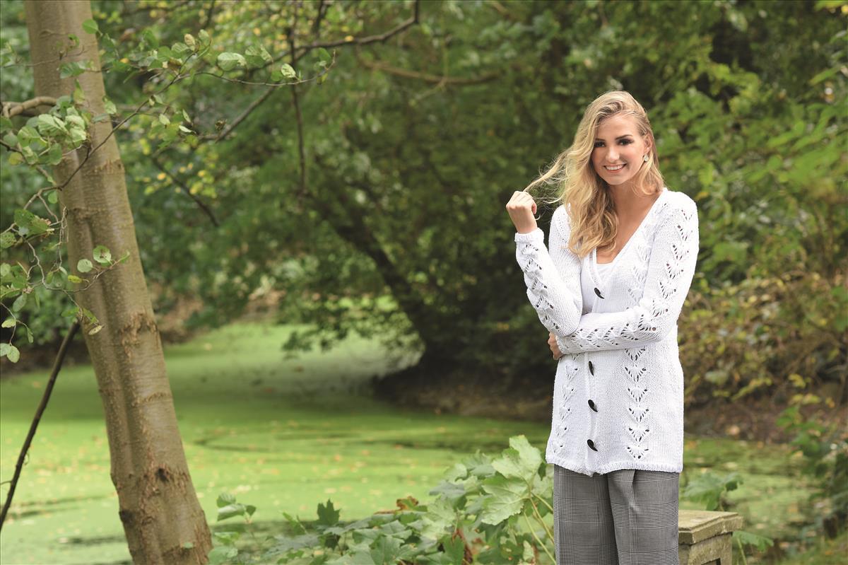 Gestrickte Jacke mit federförmigem Lochmuster