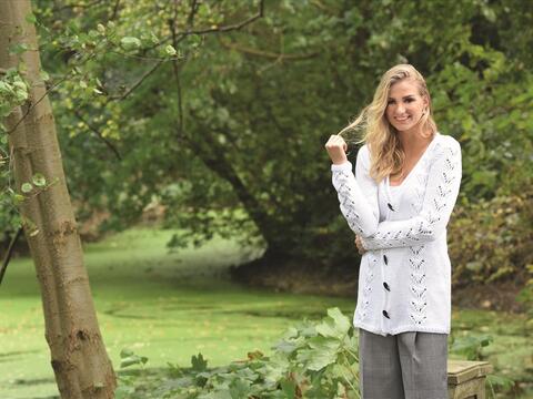 Gestrickte Jacke mit federförmigem Lochmuster