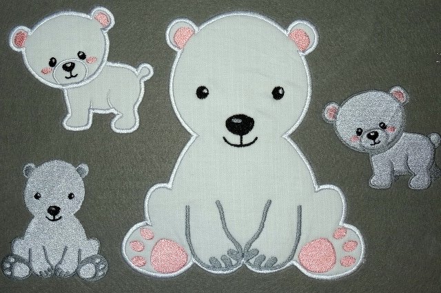 Vier Eisbären-Applikationen auf grauem Stoff: ein großer sitzender Bär mit rosa Pfotenakzenten und drei kleinere Bären in verschiedenen Posen.
