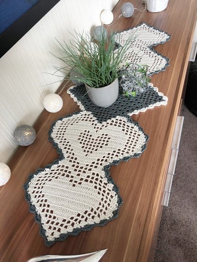 Häkeln / Tischläufer / Herz an Herz