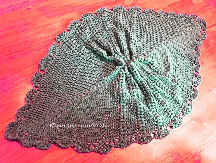 Poncho "Wollkatze" mit falschen Zöpfen