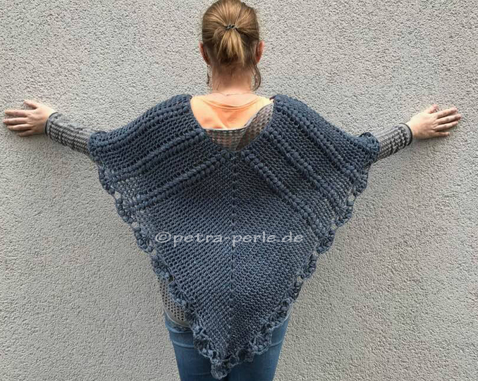 Poncho "Wollkatze" mit falschen Zöpfen