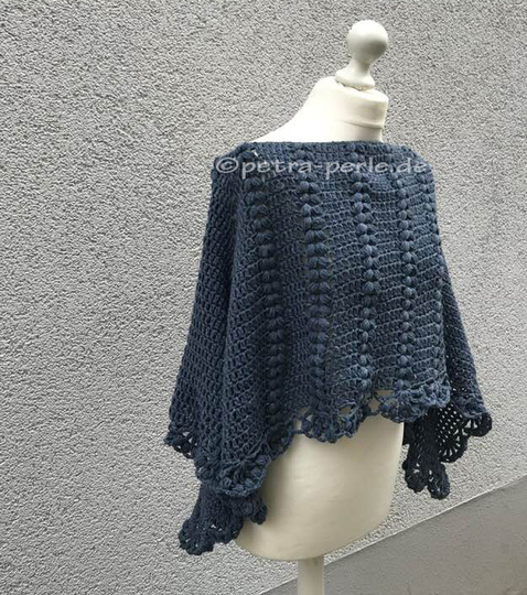 Poncho "Wollkatze" mit falschen Zöpfen