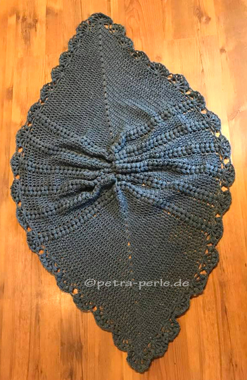 Poncho "Wollkatze" mit falschen Zöpfen