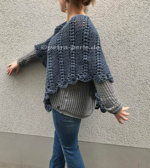 Poncho "Wollkatze" mit falschen Zöpfen