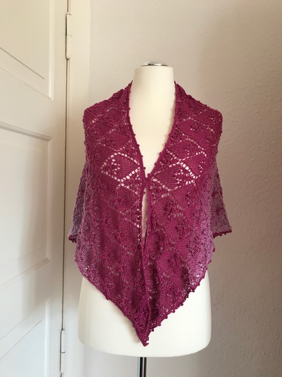 Strickanleitung für Dreieckstuch Fliederknospen