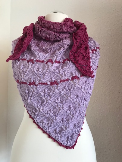 Strickanleitung für Dreieckstuch Fliederknospen