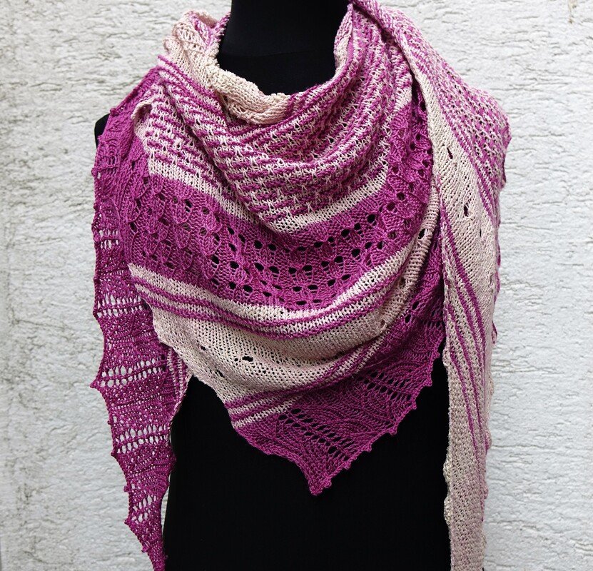 Zweifarbiges gestricktes Dreieckstuch mit Streifen- und Lochmuster