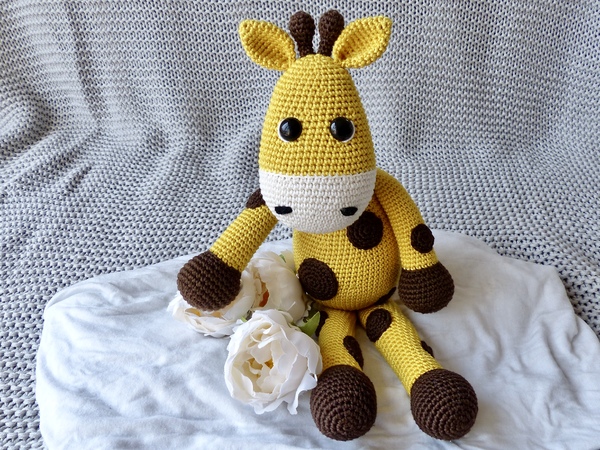 Giraffe (music box) - crochet pattern