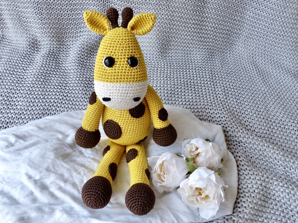 Giraffe (music box) - crochet pattern