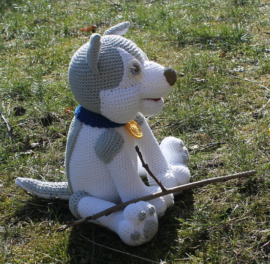 Husky häkeln – Hündin Grace mit Halsband und Anhänger (DE & EN)