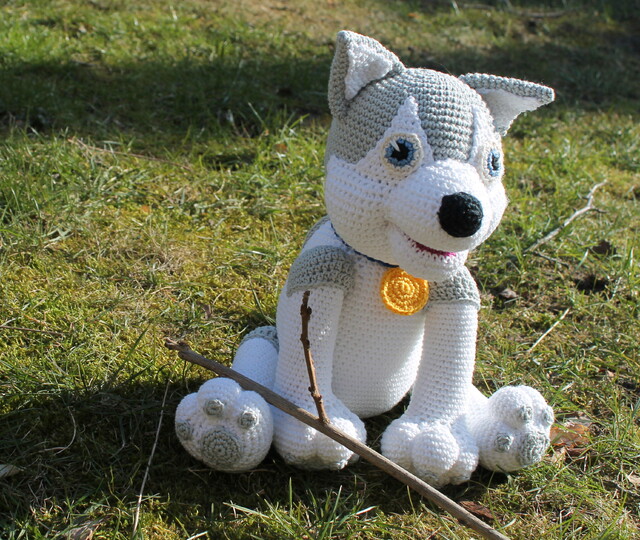 Husky häkeln – Hündin Grace mit Halsband und Anhänger (DE & EN)