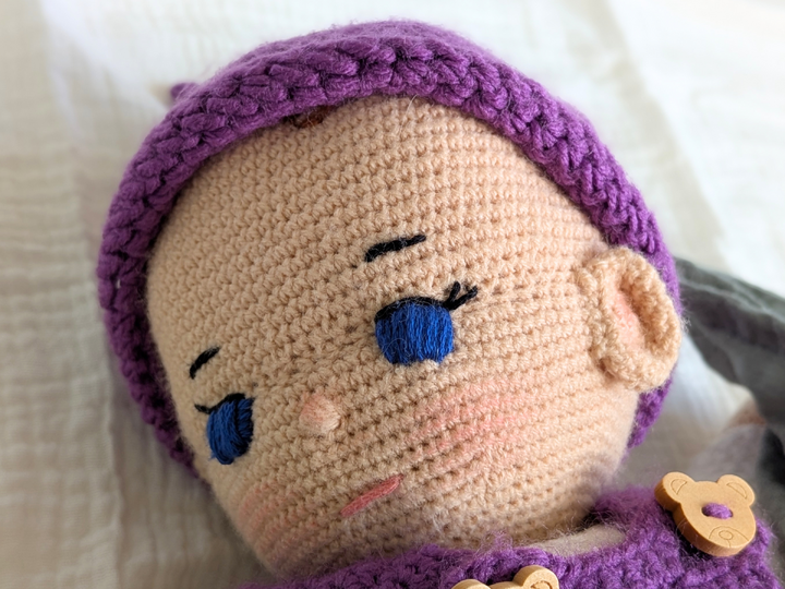 Häkelanleitung Babypuppe Alani – einfache Puppe mit Mütze & Latzhose