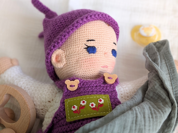 Häkelanleitung Babypuppe Alani – einfache Puppe mit Mütze & Latzhose