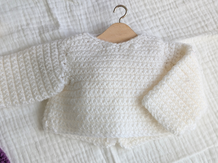 Häkelanleitung Babypuppe Alani – einfache Puppe mit Mütze & Latzhose