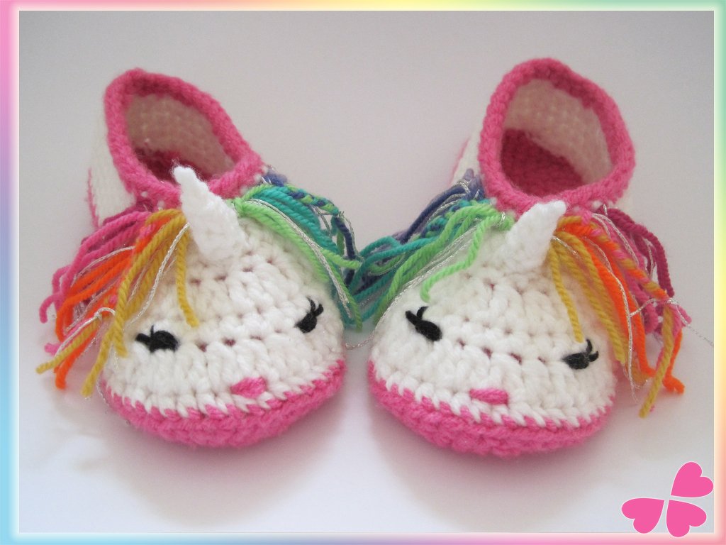 Gehäkelte Einhorn-Babyschuhe mit Horn, gestickten Augen und bunten Fransen