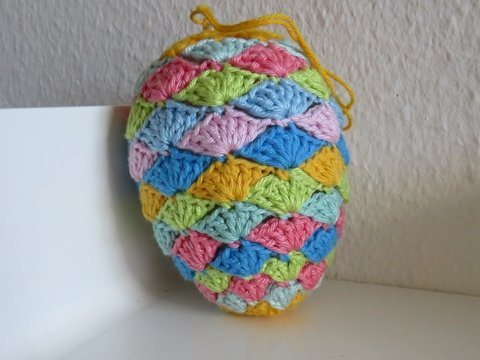 Osterei, aus Resten gehäkelt