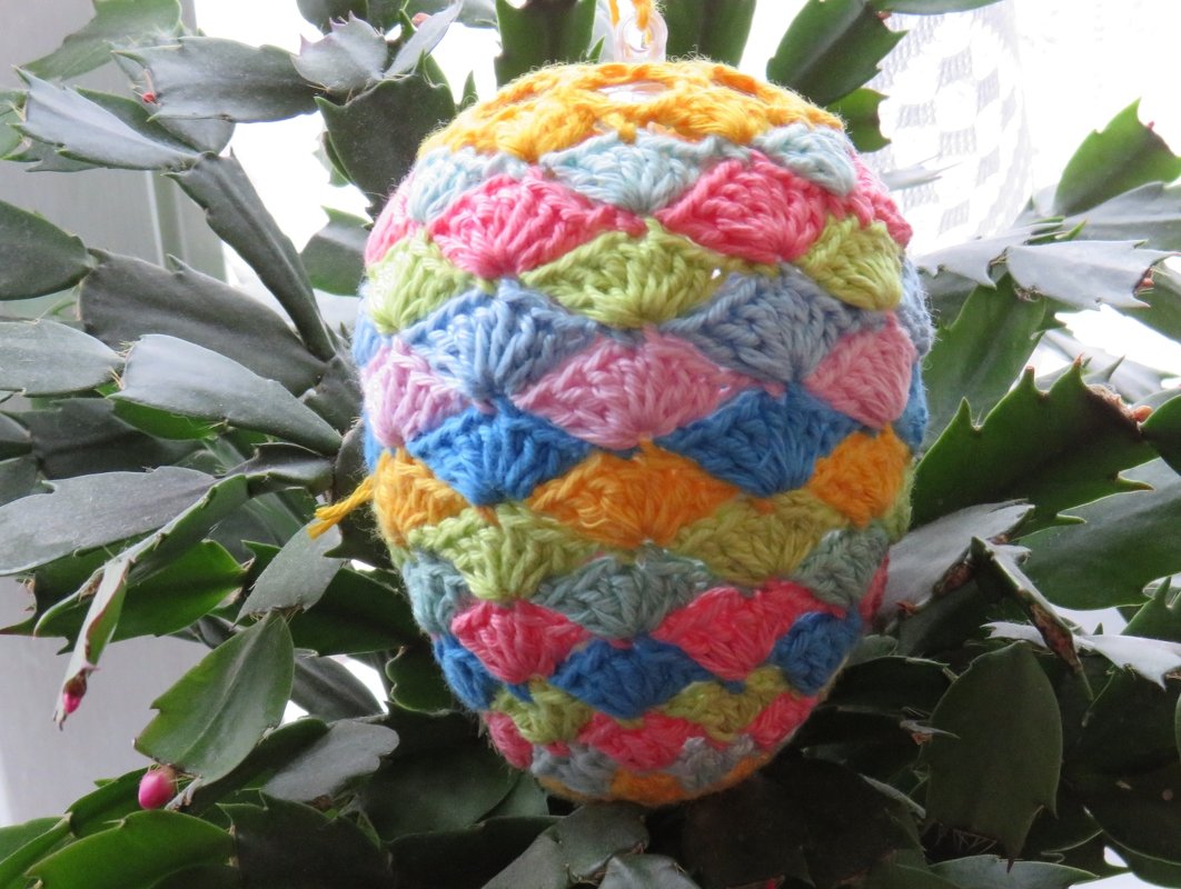 Osterei, aus Resten gehäkelt