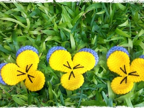 Häkelanleitung Violette Blume PDF english-Deutsch-dutch