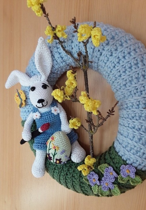 Osterhase im Kranz