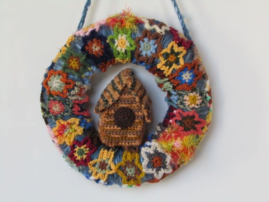 Häkelanleitung – Türkranz Blütenzauber und Vogelhäuschen