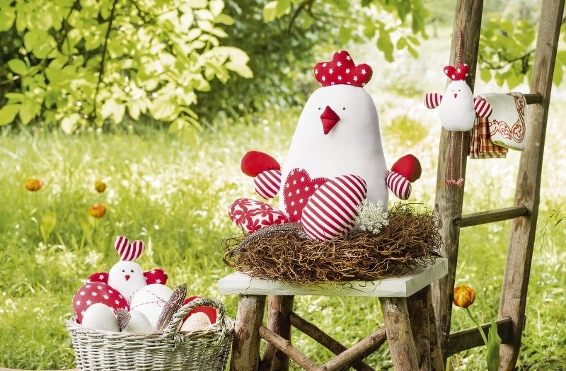 Rustikale Gartendeko: genähte Stoffhühner in Nest und Korb in Weiß und Rot.