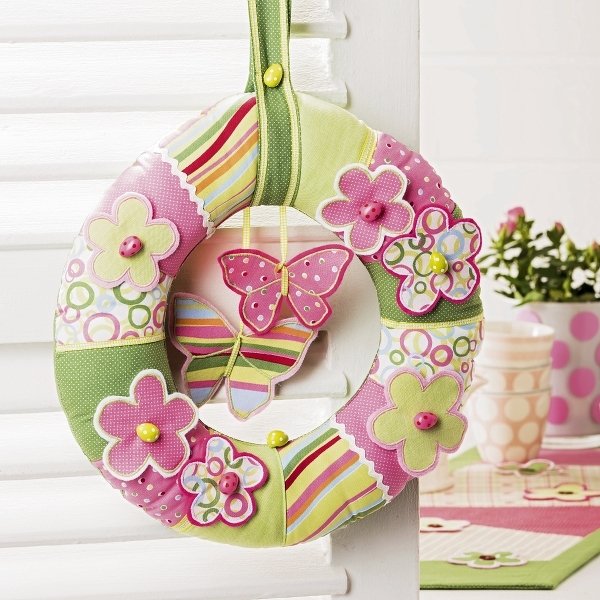 Stoffkranz mit Eiern und Schmetterlingen