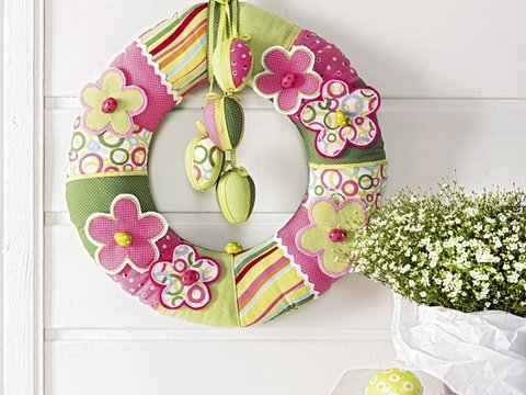 Stoffkranz mit Eiern und Schmetterlingen