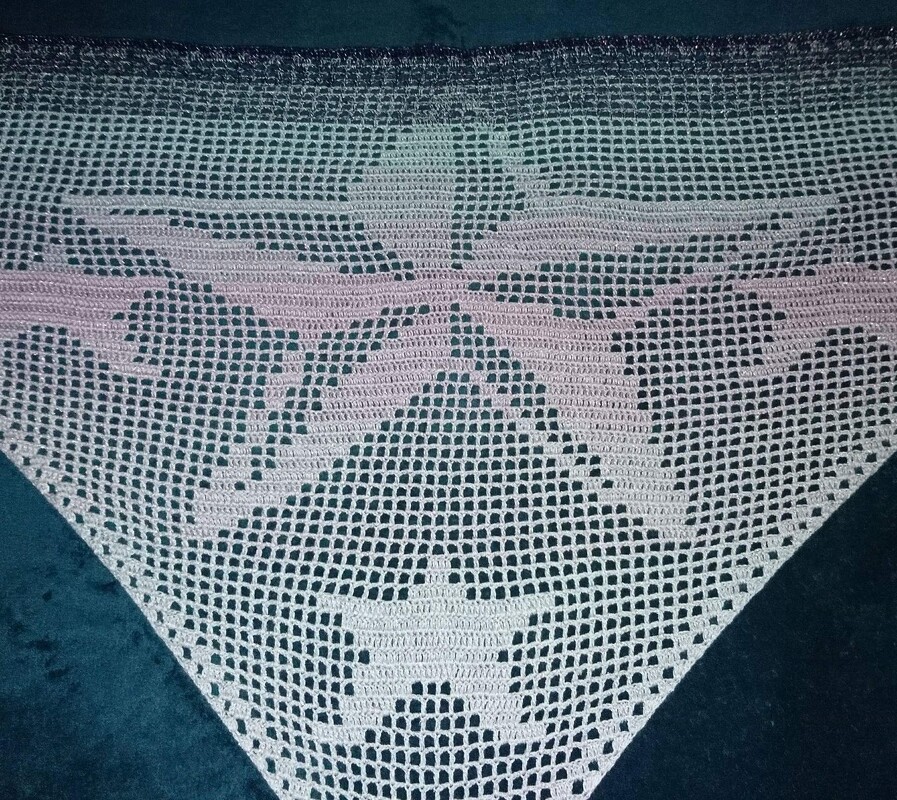 Weißes dreieckiges Filethäkel-Tuch mit großem Stern oben und kleinem Stern unten auf dunklem Hintergrund