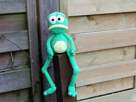 Crochet a frog – a sitting amigurumi frog with fingers and toes (EN & DE)