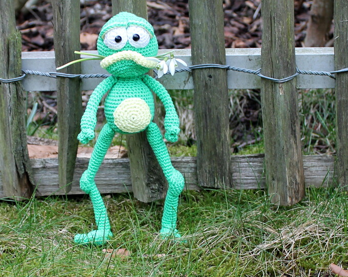 Crochet a frog – a sitting amigurumi frog with fingers and toes (EN & DE)