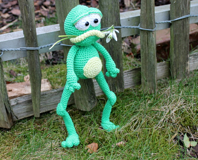 Crochet a frog – a sitting amigurumi frog with fingers and toes (EN & DE)