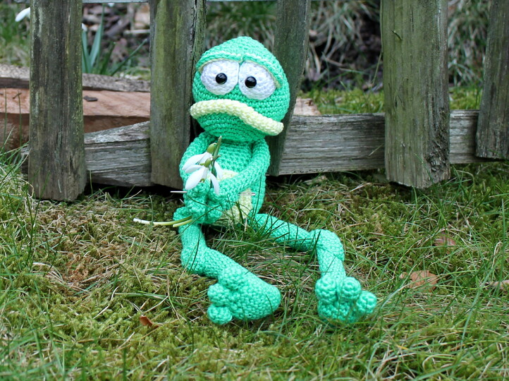 Crochet a frog – a sitting amigurumi frog with fingers and toes (EN & DE)