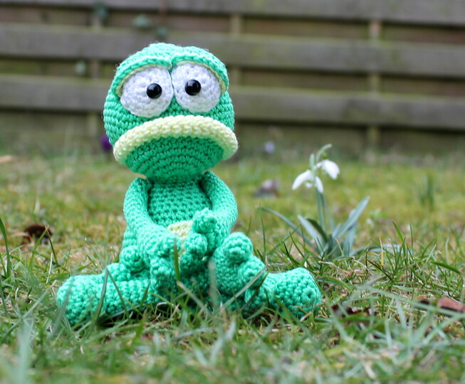 Crochet a frog – a sitting amigurumi frog with fingers and toes (EN & DE)