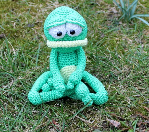 Fred the Frog Crochet Pattern – Amigurumi Frog, English & German