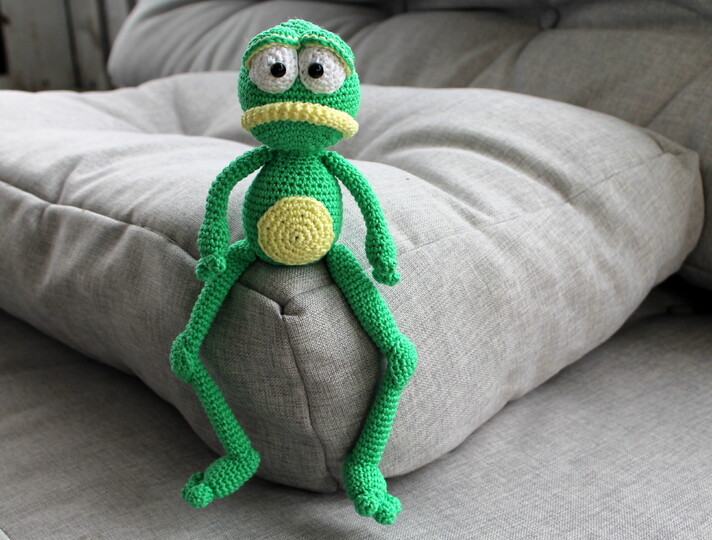 Frosch häkeln – sitzender Amigurumi-Frosch mit Fingern und Zehen (DE & EN)