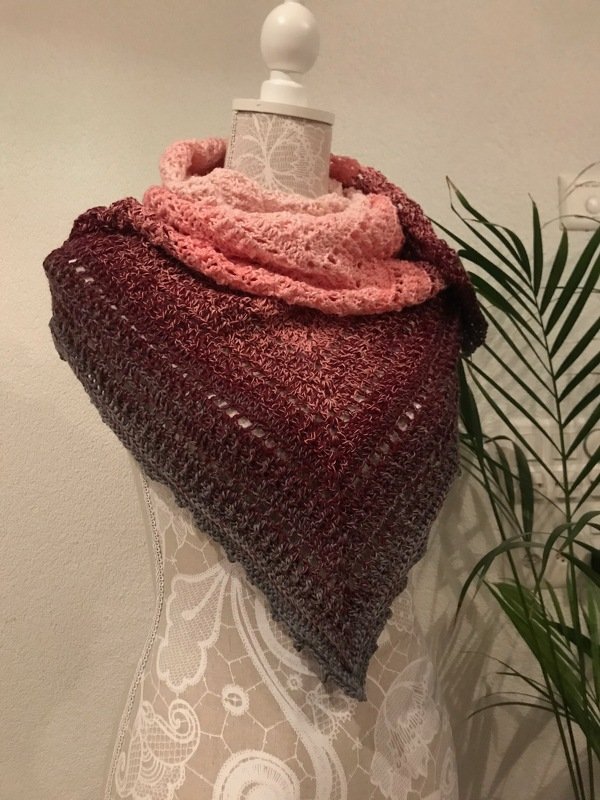 Gehäkeltes Dreieckstuch mit Farbverlauf von Rosé über Burgunder zu Grau auf einer Schneiderpuppe