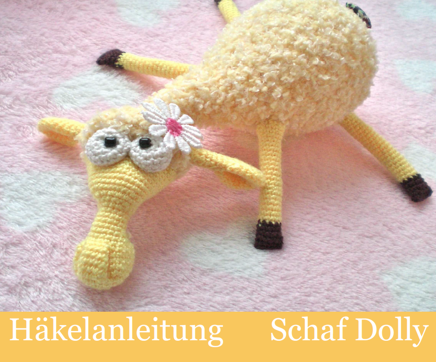 Gehäkeltes gelbes Amigurumi-Schaf mit flauschigem Körper, großen Augen und weißer Blüte am Kopf auf rosa Decke