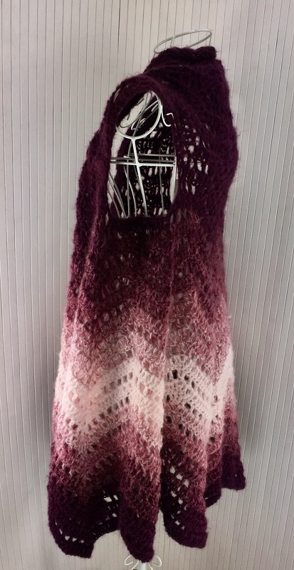 Tuchweste "Explosion" mit 1 BOBBEL-MOHAIR von Woolly Hugs gehäkelt - Bild 3